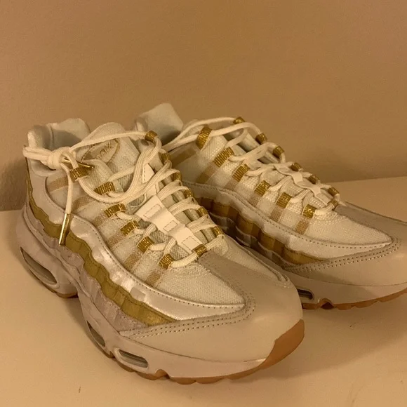 ✨**LAST CHANCE** Women’s Desert Sand/Gold Nike Air Max 95 size 8.5 ✨ - Picture 4 of 9